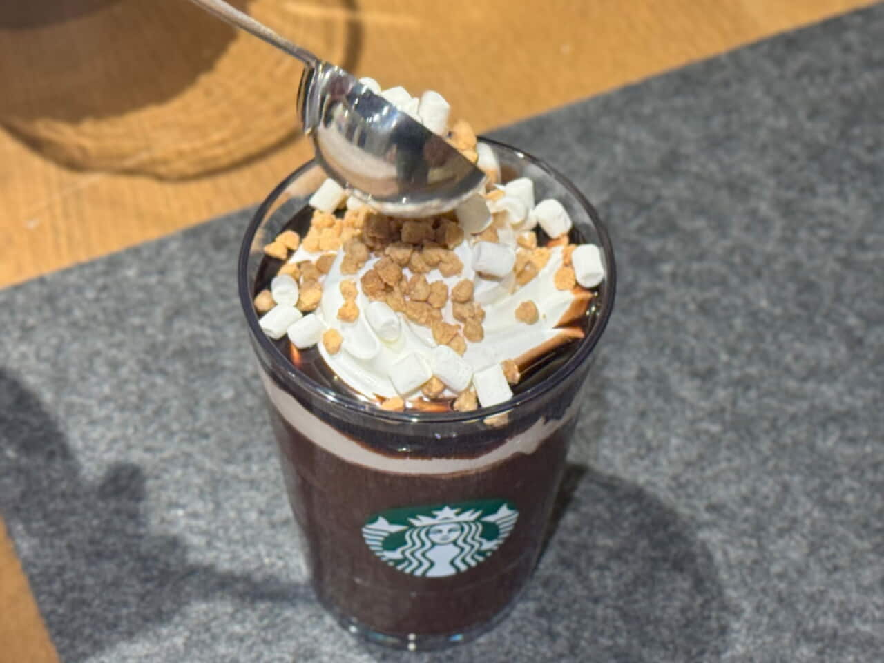 スタバ新作「スモア チョコレート フラペチーノ®」にトッピングされるマシュマロとクランチ