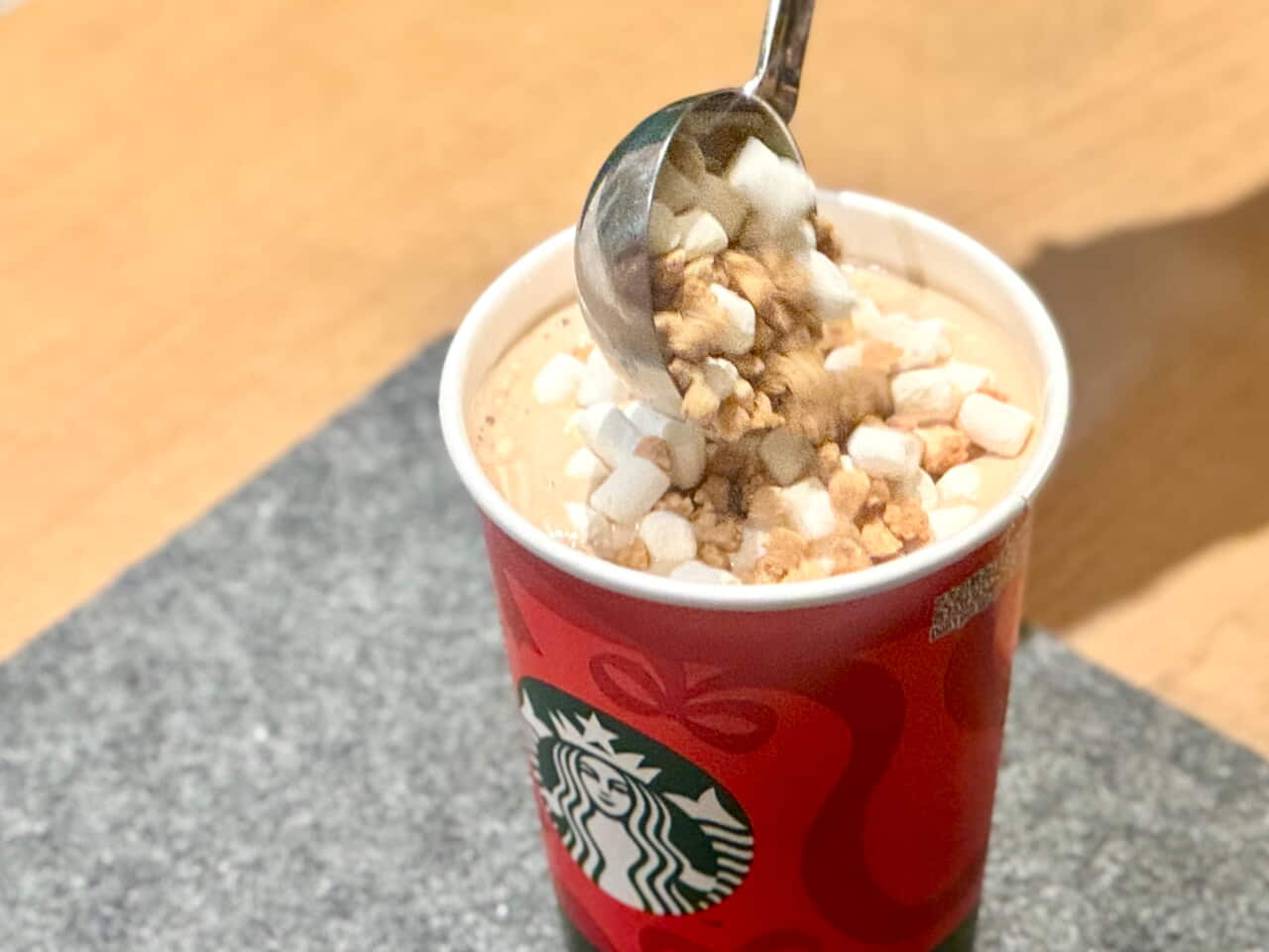 スタバ新作「スモア チョコレート ラテ」トッピング中の様子