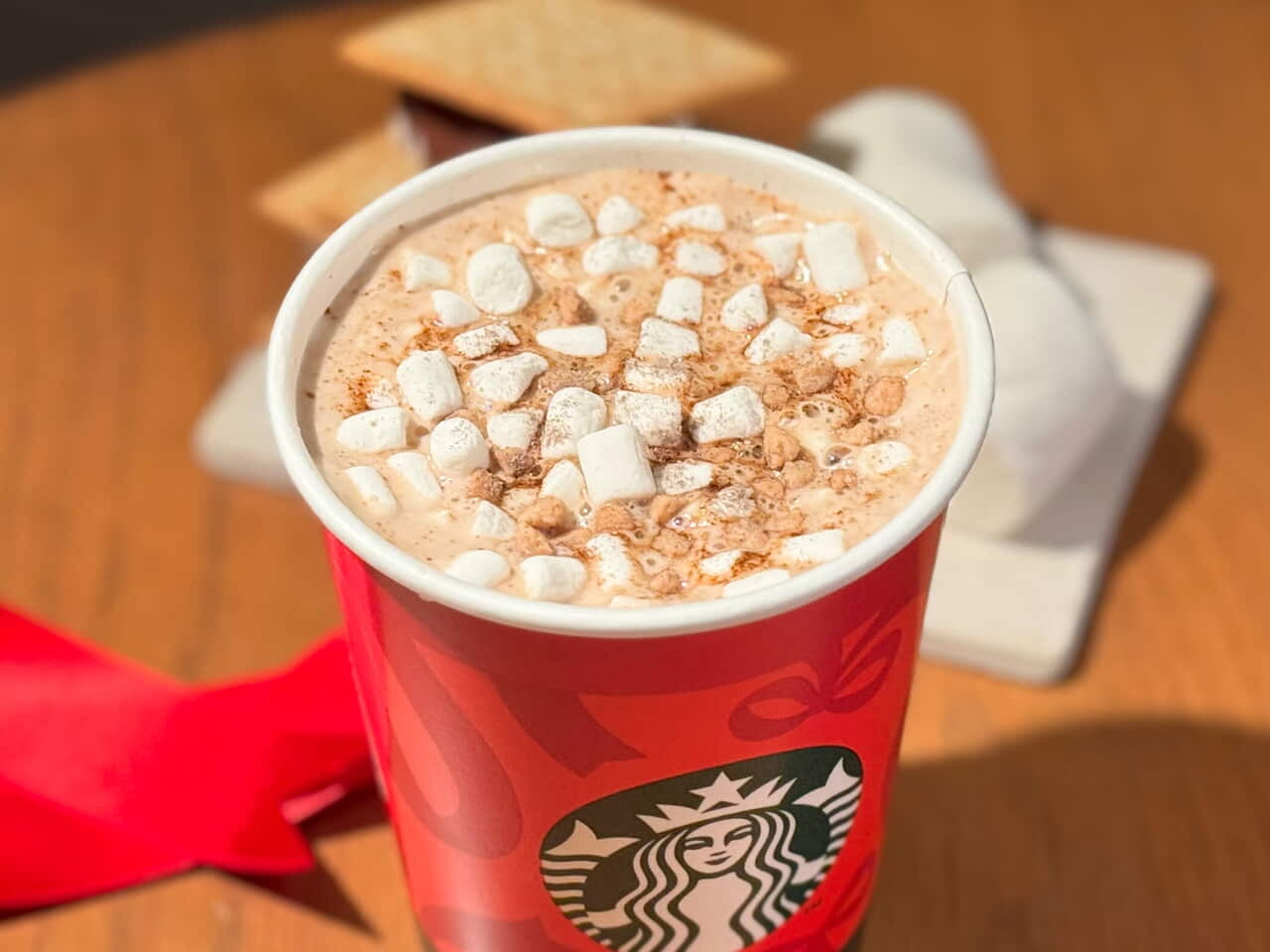 スタバ新作「スモア チョコレート ラテ」実物寄り