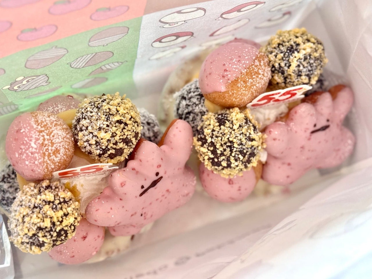 ミスド「タマゲた！ メタモンのドーナツツリー」が入った袋を上から眺めている