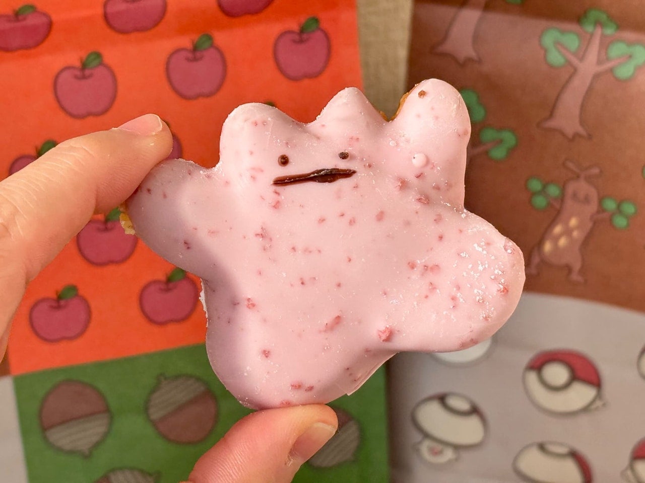 ミスド「タマゲた！ メタモンのドーナツツリー」メタモンを持っている様子