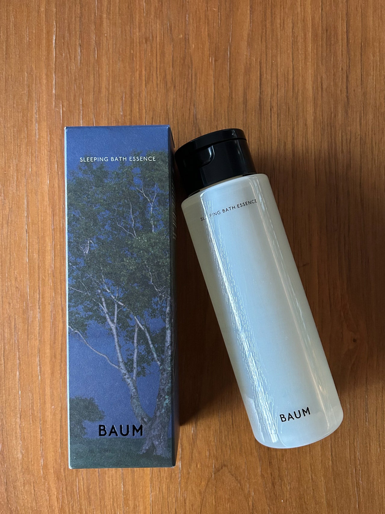 BAUM（バウム）の限定商品「スリーピング バスエッセンス」の外箱とボトルの全景