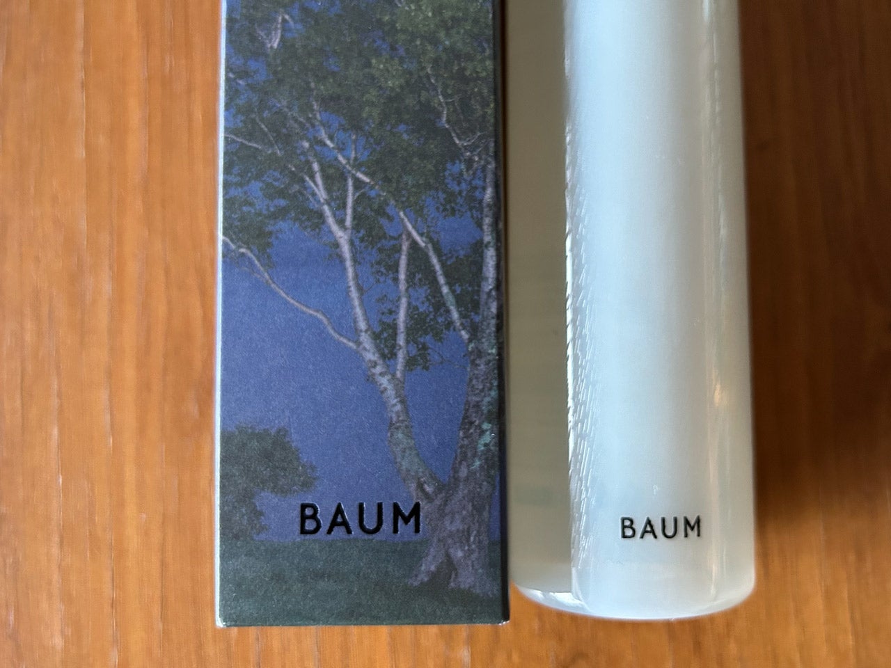 BAUM（バウム）の限定商品「スリーピング バスエッセンス」の外箱とボトルのロゴ部分