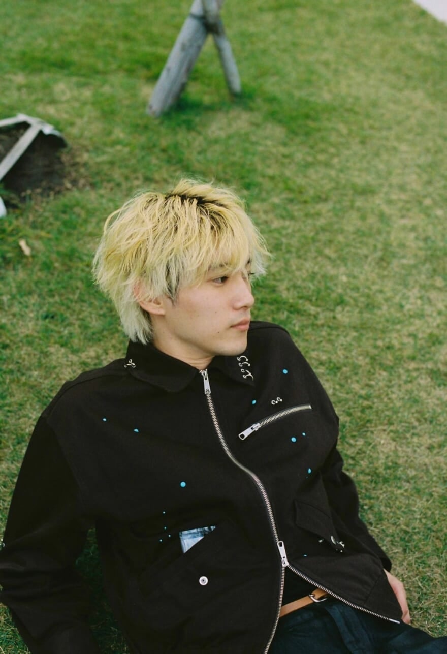 芝生の上にいるメンズノンノモデル高橋璃央。