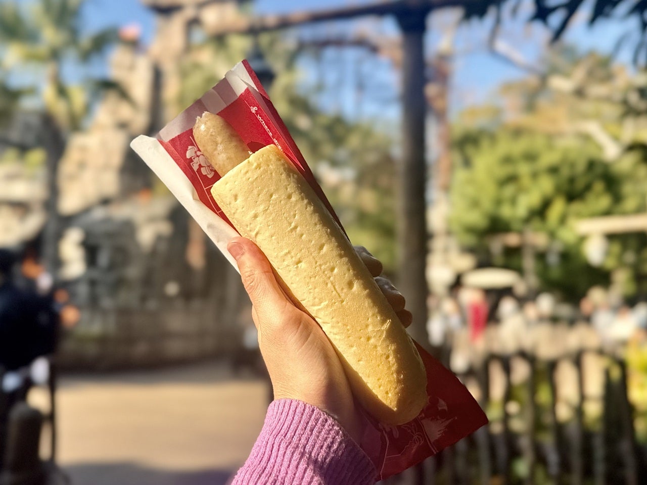 ディズニーシー食べ歩き定番メニューおすすめ「ユカタンソーセージドッグ」