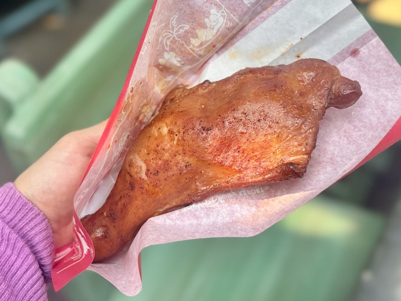 ディズニーシー食べ歩き定番オススメ「スパイシースモークチキンレッグ(1ピース)」