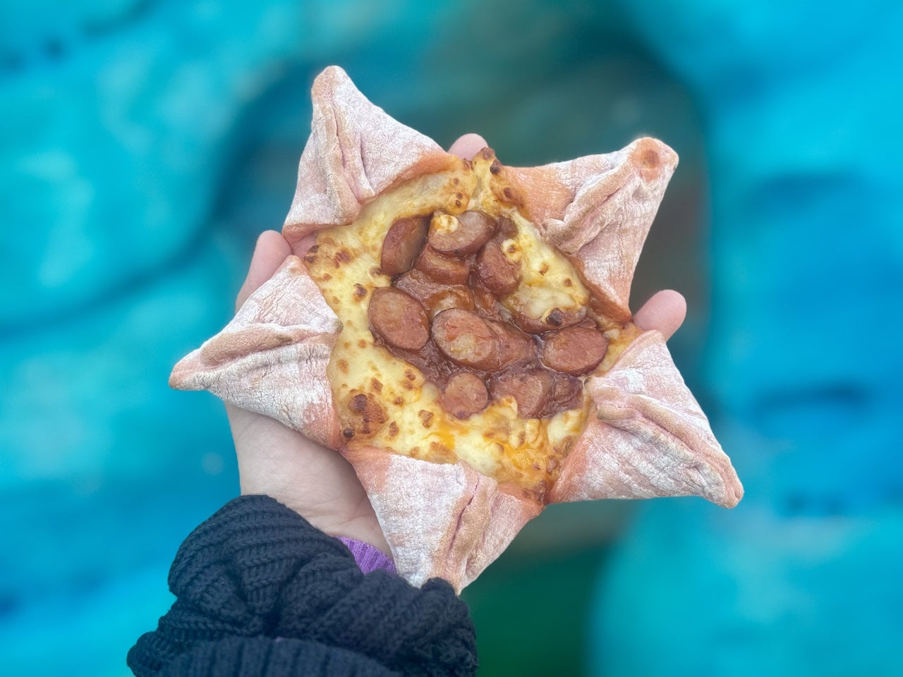 ディズニーシー食べ歩き定番オススメ「ソーセージとミートソースのピザ」