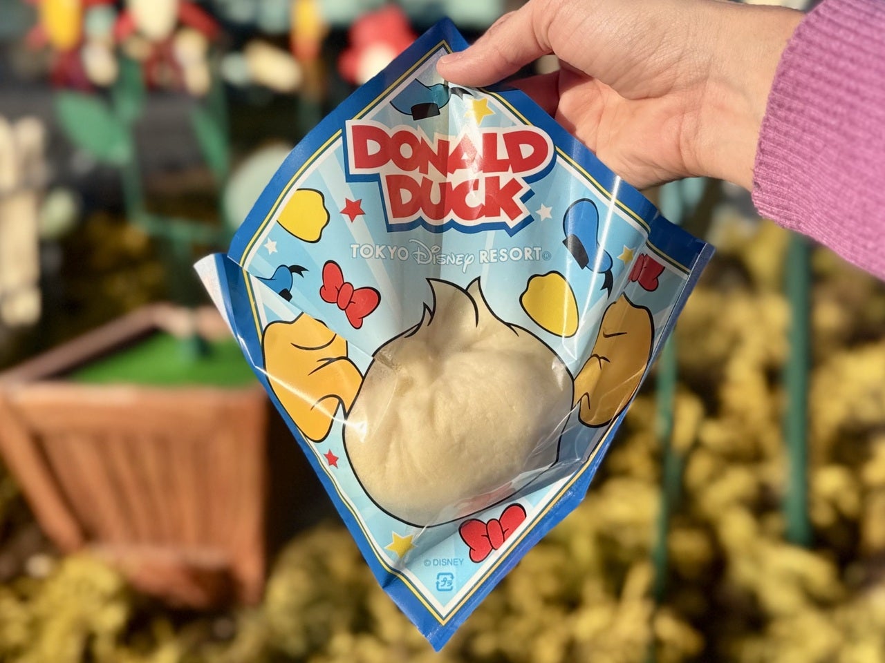 ディズニーランド食べ歩き期間限定「ドナルドダックまん(チーズバーガー味)」