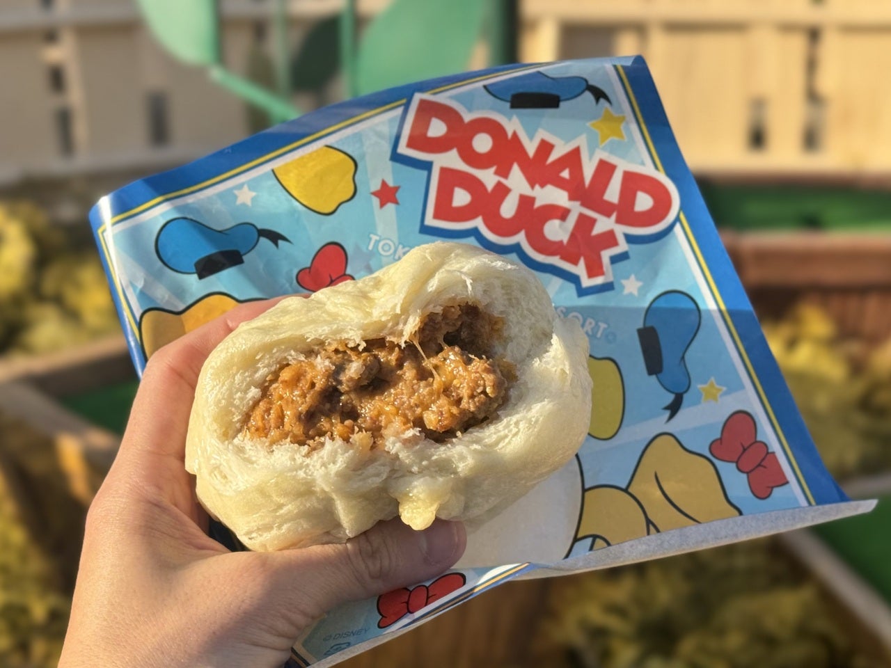 「ドナルドダックまん(チーズバーガー味)」中身の具