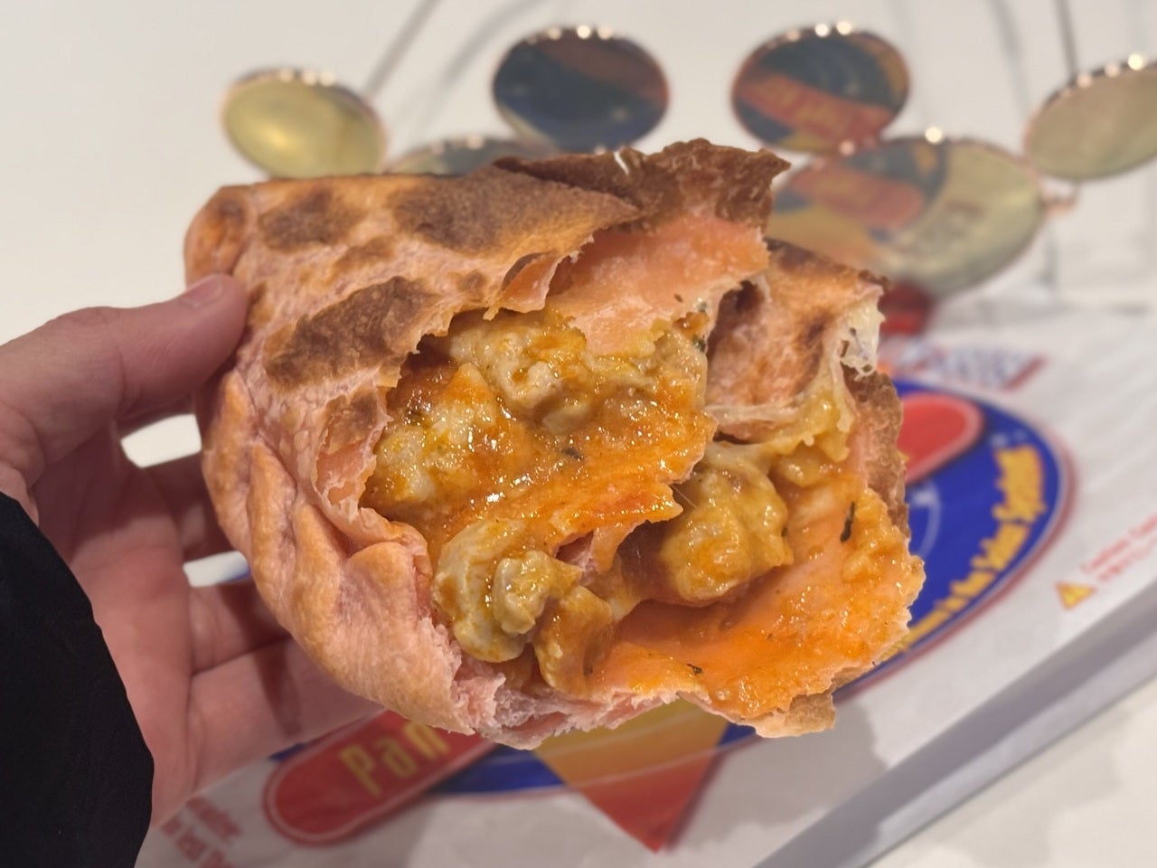 ディズニーランド食べ歩き定番「チキンとトマトのカルツォーネ」断面