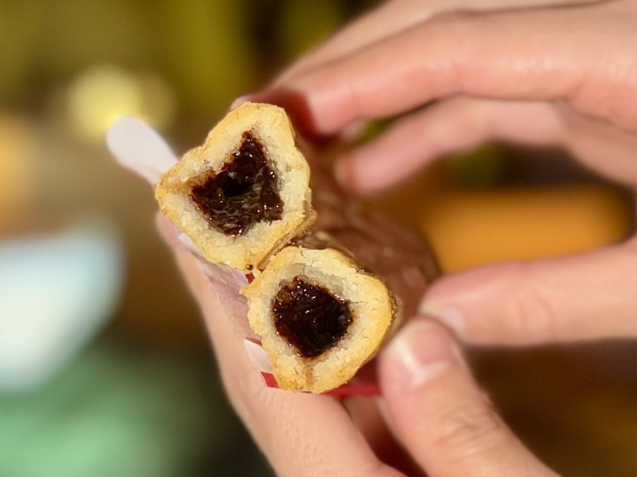 ディズニーランド食べ歩き定番「ティポトルタ(チョコレート＆オレンジ)」断面