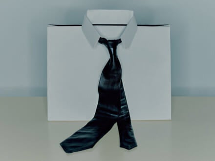 「ボッテガ・ヴェネタ」のネクタイは首もとに品格宿るクラシックな1本。/【アドベント・ギフト・カレンダー】11/8