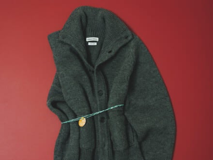 有名シャツメーカー「カミサス マノロ」初のニットカーディガンはささやかな遊び心が魅力／【アドベント・ギフト・カレンダー】11/12