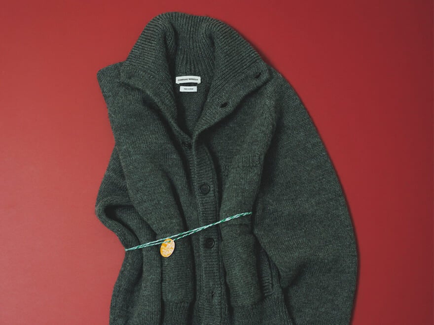 有名シャツメーカー「カミサス マノロ」初のニットカーディガンはささやかな遊び心が魅力/【アドベント・ギフト・カレンダー】11/12