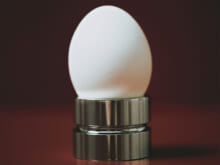 「オール ブルース」のエッグスタンドはアクセサリーを置くトレーとしても活躍！／【アドベント・ギフト・カレンダー】11/14