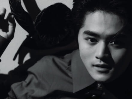 写真家・ビジュアルアーティストのノエル タカコが撮る、鈴鹿央士。真っ白なスタジオで魅せる鈴鹿の“強さ”を本誌未公開カットとともに