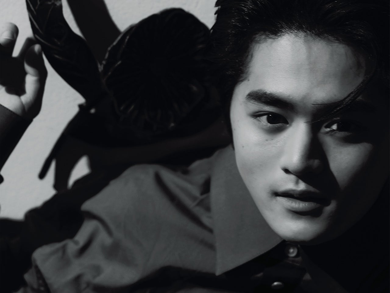 写真家・ビジュアルアーティストのノエル タカコが撮る、鈴鹿央士。真っ白なスタジオで魅せる鈴鹿の“強さ”を本誌未公開カットとともに