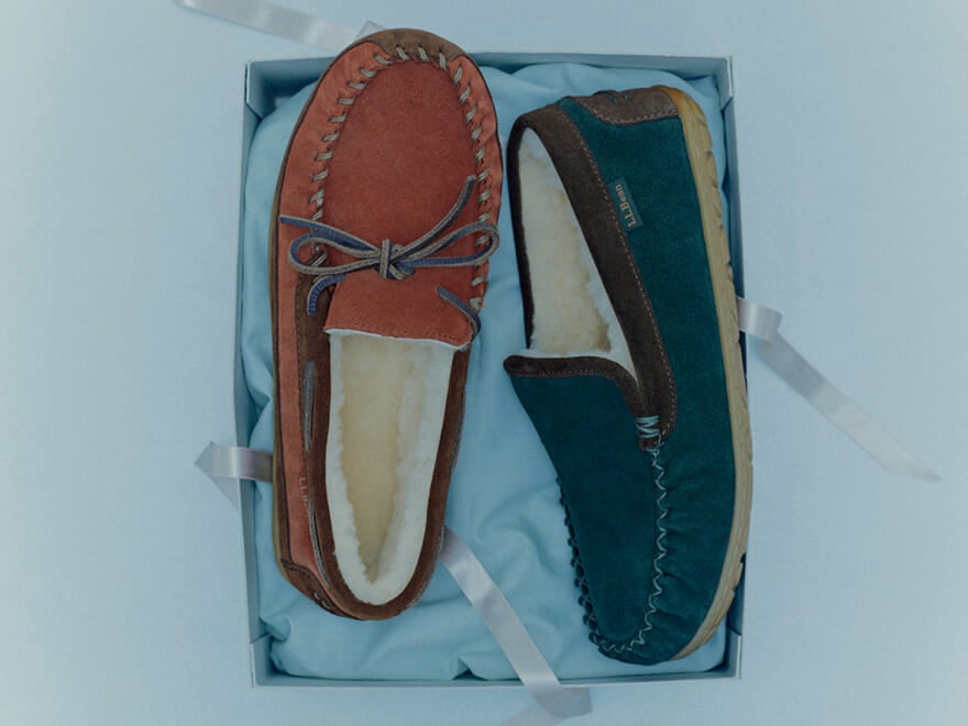 「エル・エル・ビーン」の“暖かモカシンシューズ”は羊毛の足を包み込む保温性が魅力。 /【アドベント・ギフト・カレンダー】11/21