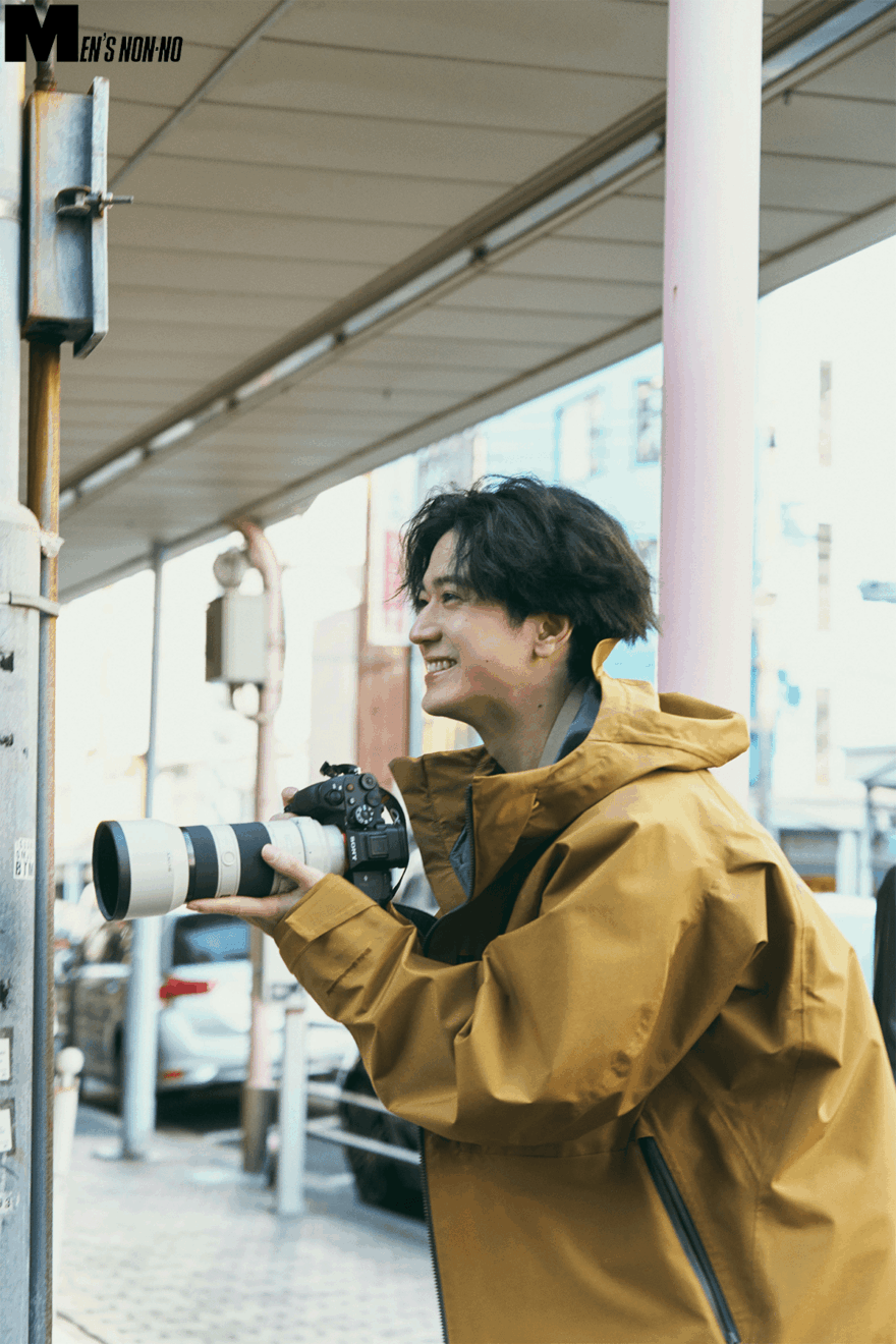 カメラを構える中島裕翔