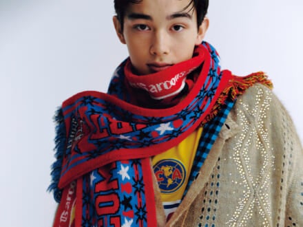 「コム デ ギャルソン・シャツ」のフットボールマフラーで冬の装いに遊び心を/【アドベント・ギフト・カレンダー】12/8