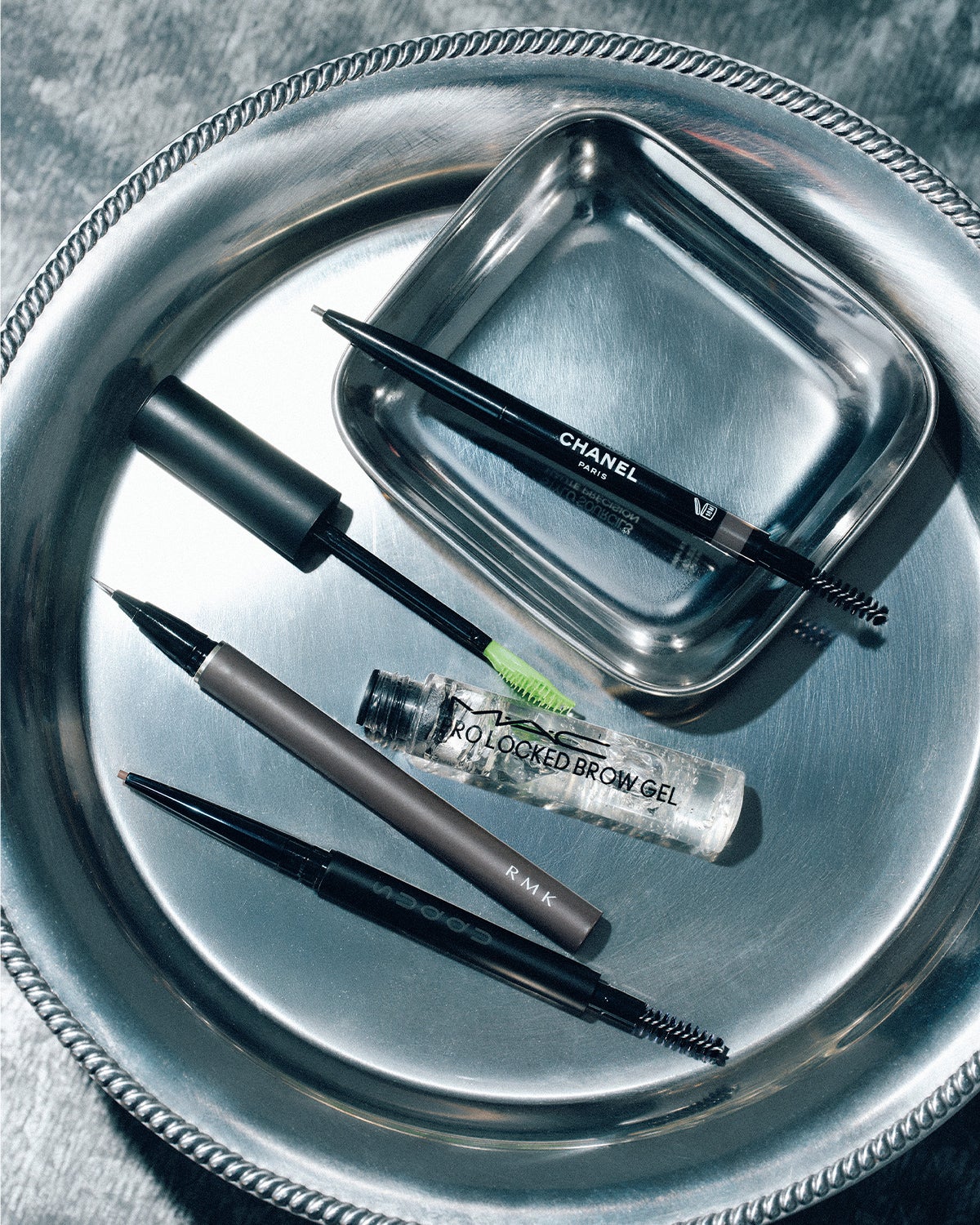 シャネルのスティロ スルスィル オート プレシジョン 166、M・A・Cのプロ ロックド ブロウ ジェル、RMKのリクイド アイブロウ ペン 01、SUQQUのスムース アイブロウ ペンシル 02
