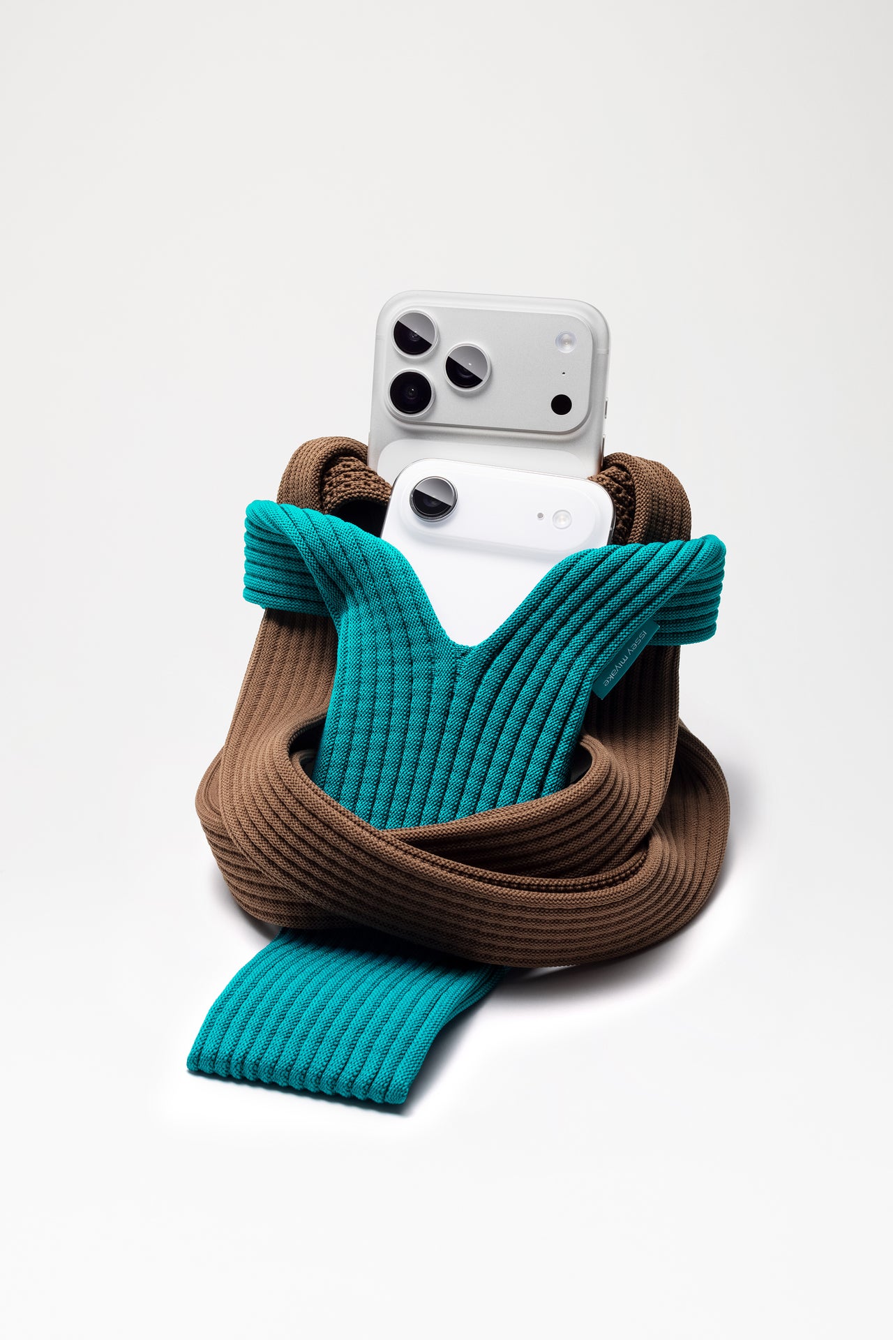 イッセイ ミヤケ Apple iPhone Pocket 新作 ブラウン ターコイズ 収納