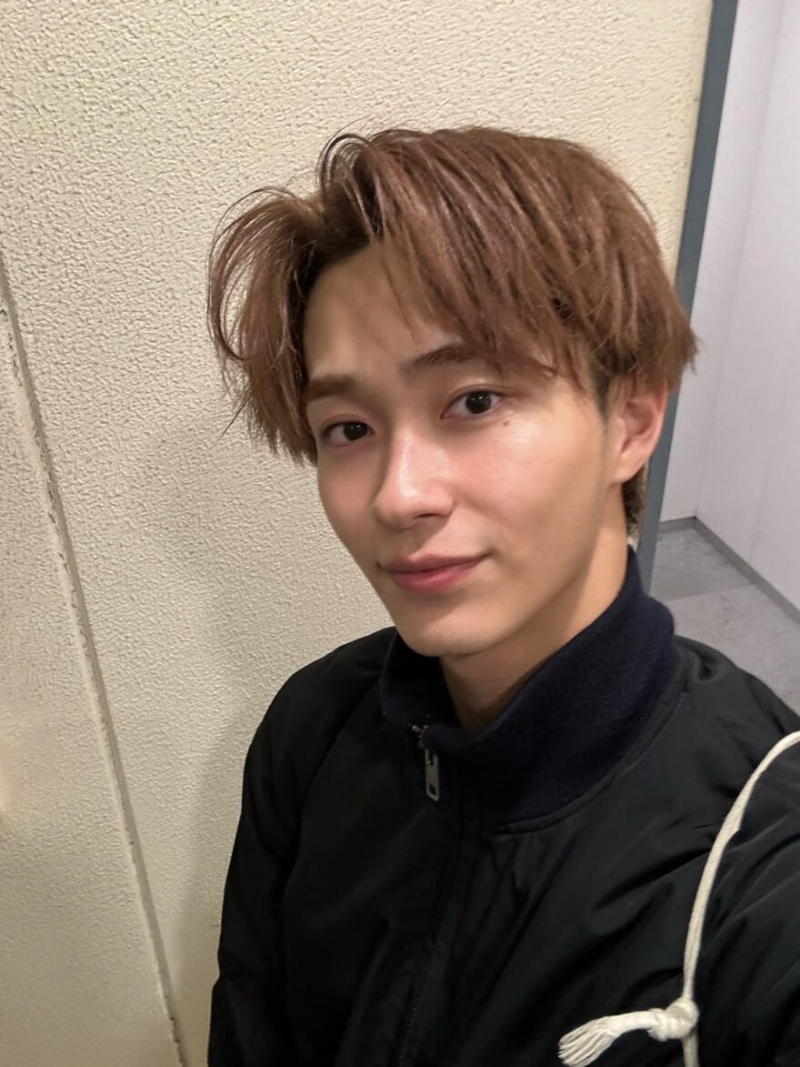 メンズノンノ野村康太の写真　黒い服を着ている