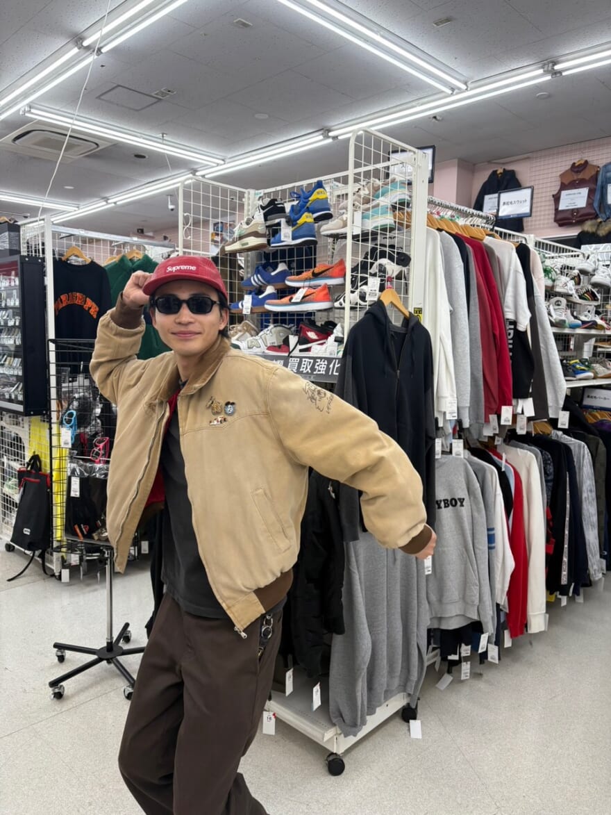リサイクルショップの店内でポーズを取るメンズノンノモデル中田圭祐。