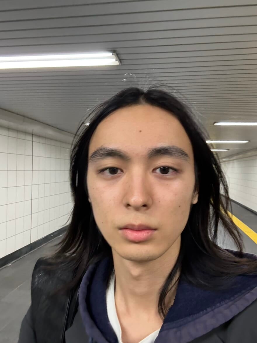 駅を歩くメンズノンノモデル海谷遠音