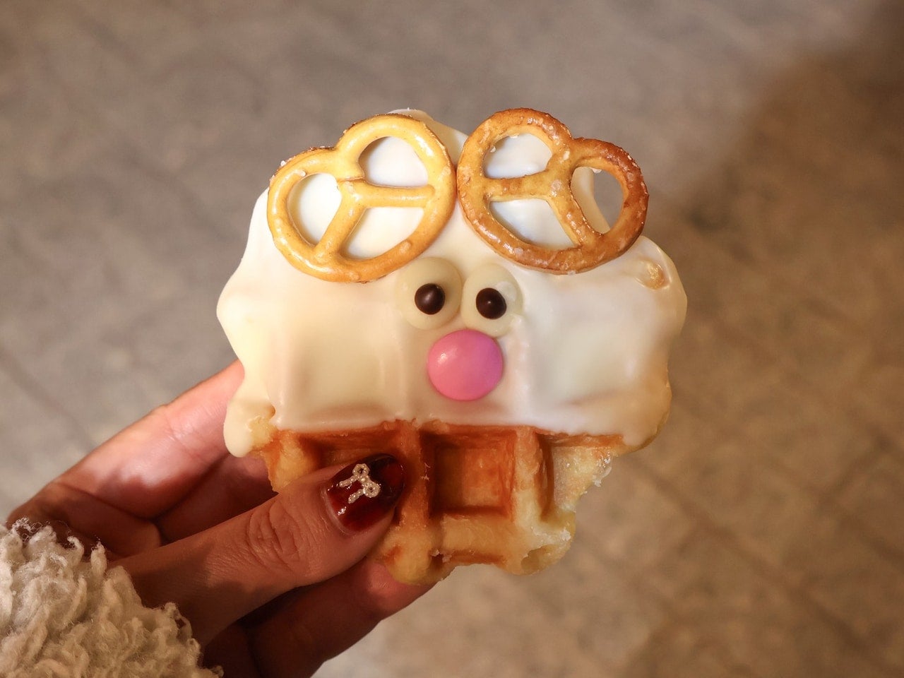 横浜赤レンガ クリスマスマーケット スイーツ グルメ ワッフル トナカイ