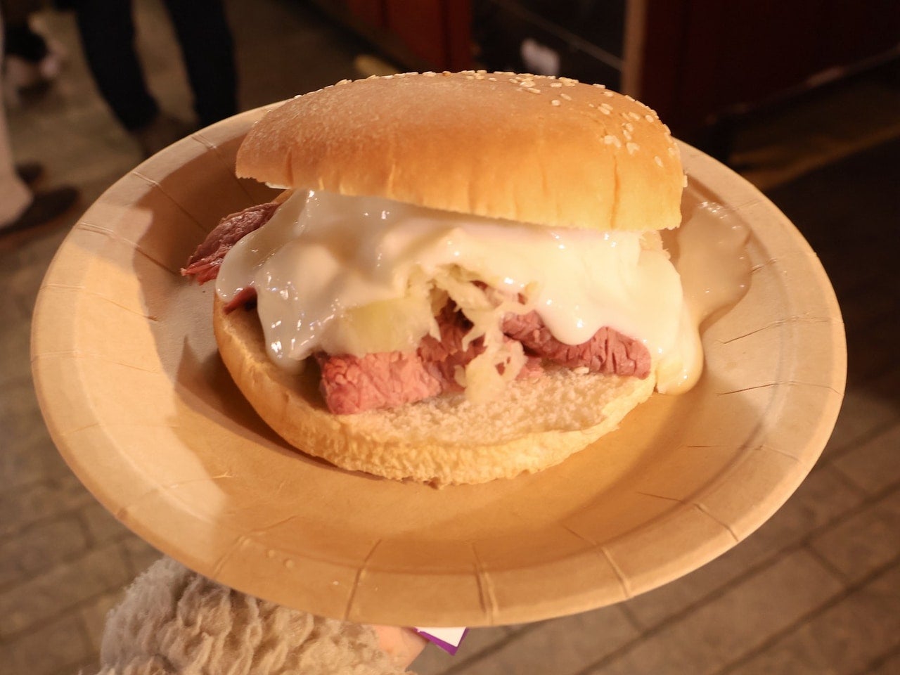 横浜赤レンガ グルメ 「シュニッツェルのクワトロローストビーフバーガー」