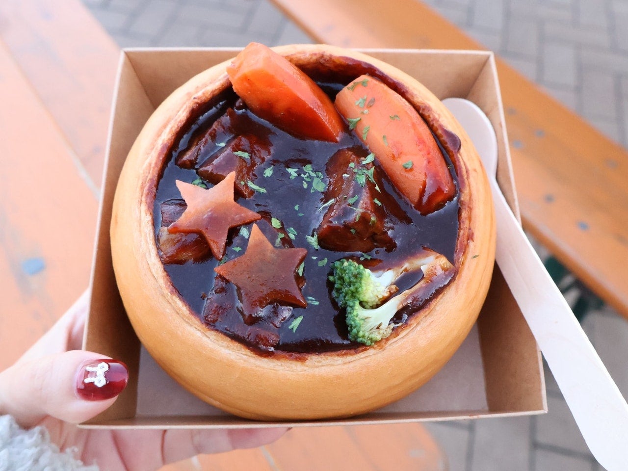 横浜赤レンガ グルメ 「パン器のお肉ギュウギュウ 厚切り牛タンシチュー」¥1,700