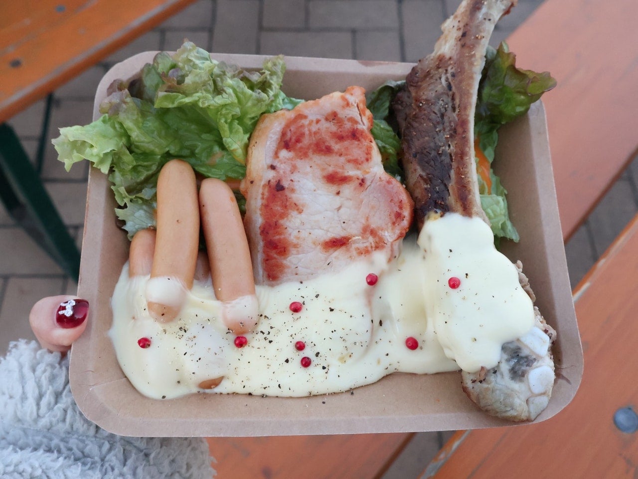 横浜赤レンガ グルメ 「クリスマス限定！とろ〜りチーズのステーキプレート」￥2,000