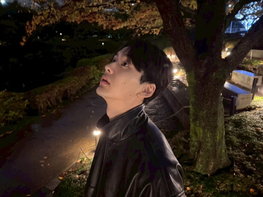 夜道で紅葉を見上げるメンズノンノモデル石川愛大