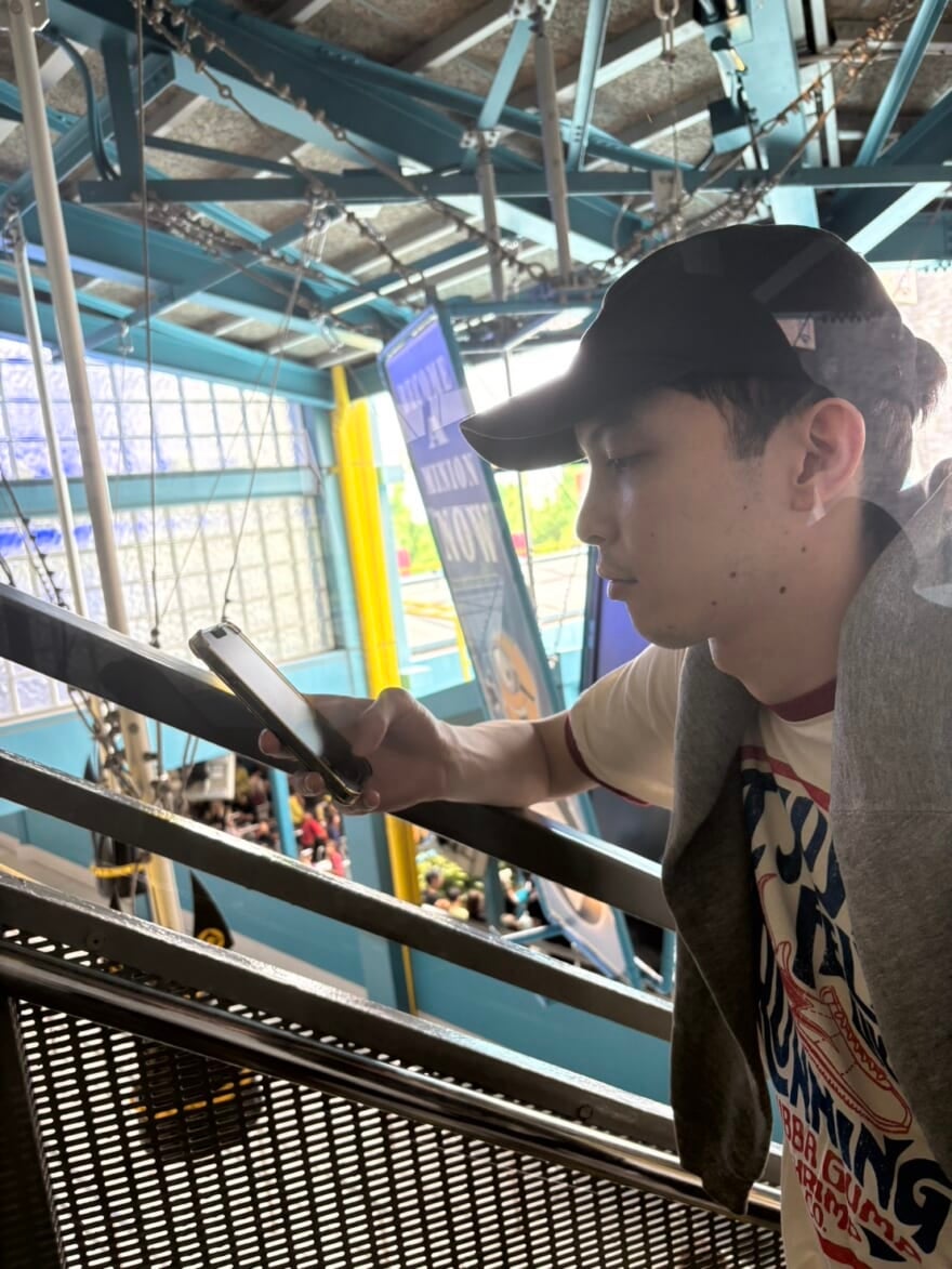 大阪USJの階段でスマホをいじるメンズノンノモデル守屋光治