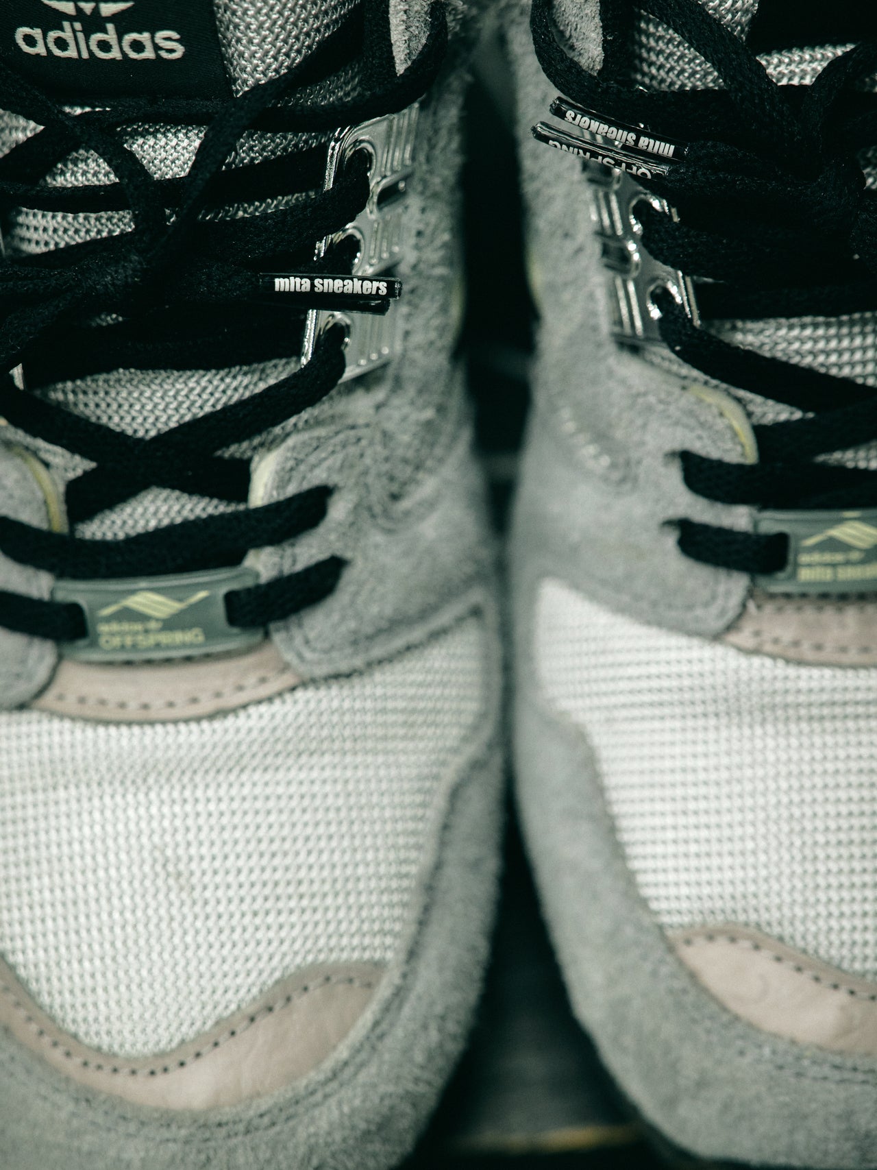 adidas Originalsの「ZX8000 “OFFSPRING×mita sneakers” “CONSORTIUM”のコラボスニーカーのアッパー