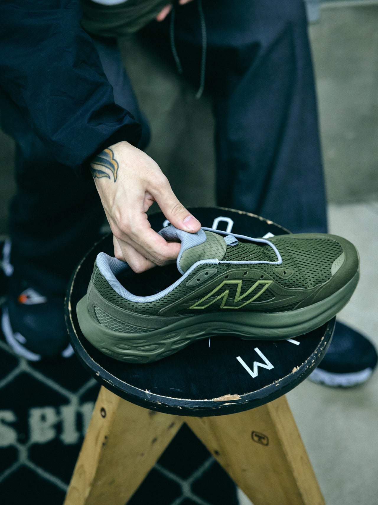 NEW BALANCEの「FRESH FOAM TRAINER "UNITED ARROWS & SONS×mita sneakers"のトリプルコラボスニーカーと草ケ谷さん