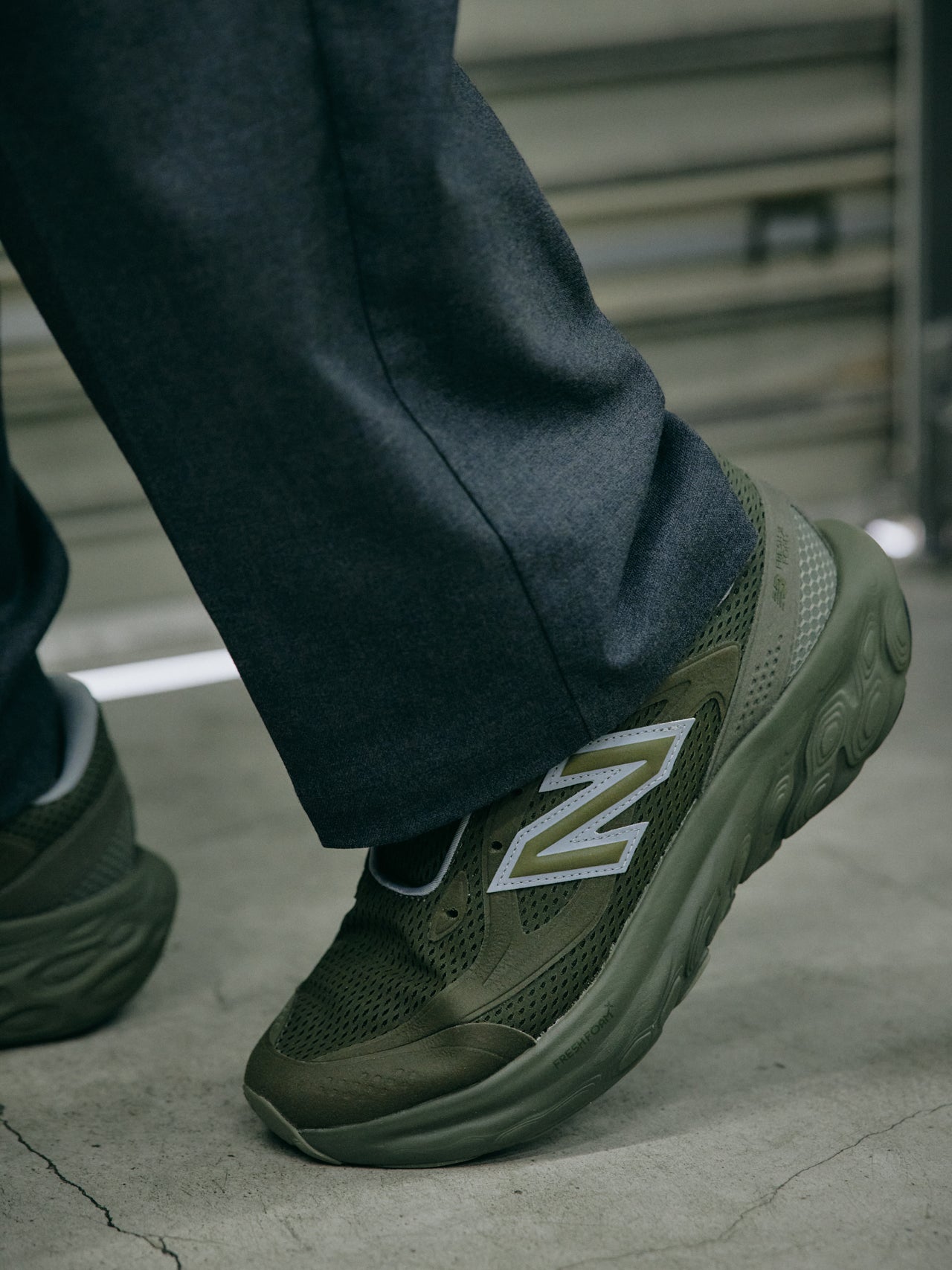 NEW BALANCEの「FRESH FOAM TRAINER "UNITED ARROWS & SONS×mita sneakers"のトリプルコラボスニーカーの着用寄り