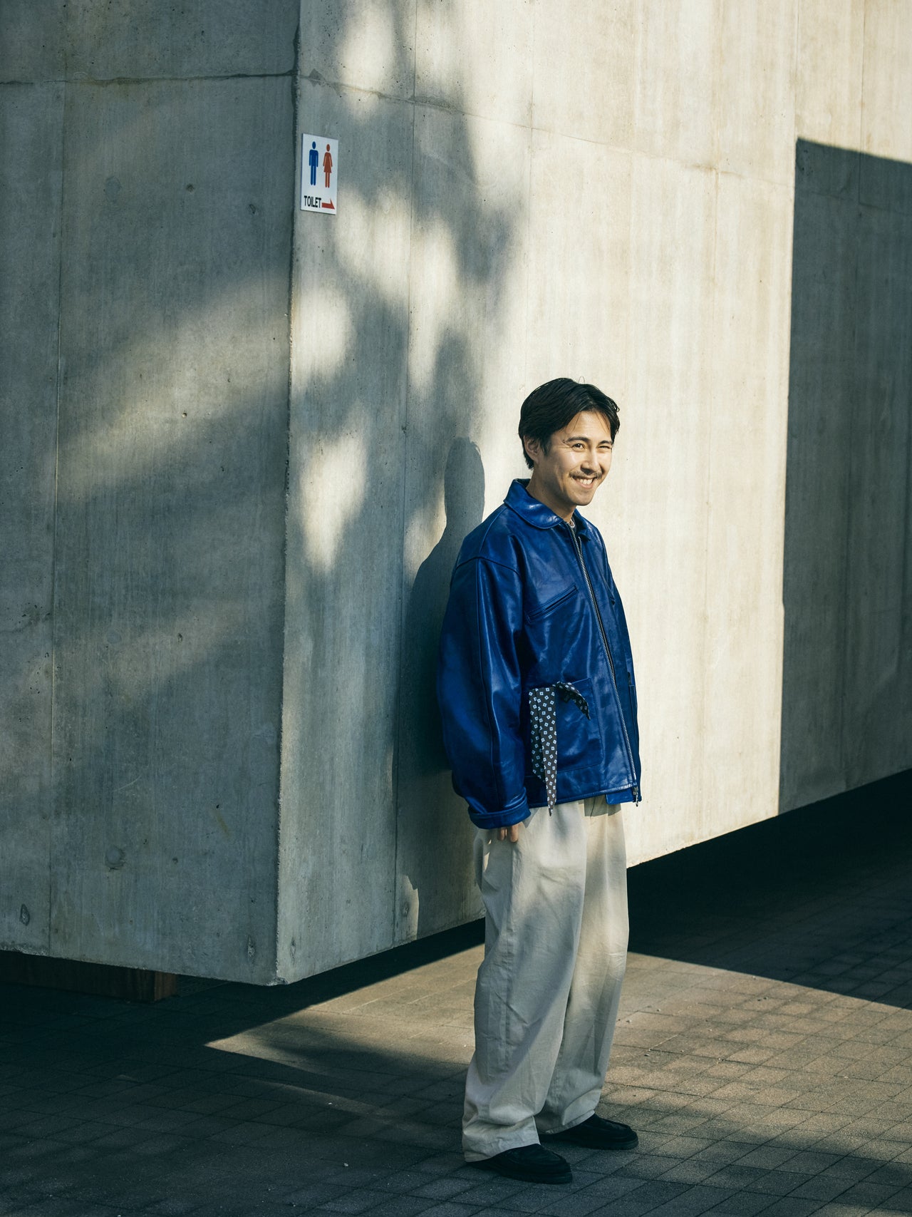 〈CAWLEY〉のレザージャケットのおしゃれな着こなし