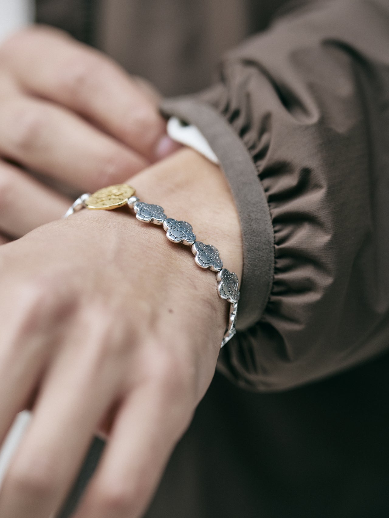 〈GOTTLOB WORLD〉のブレスレットのオシャレな着こなしの寄り