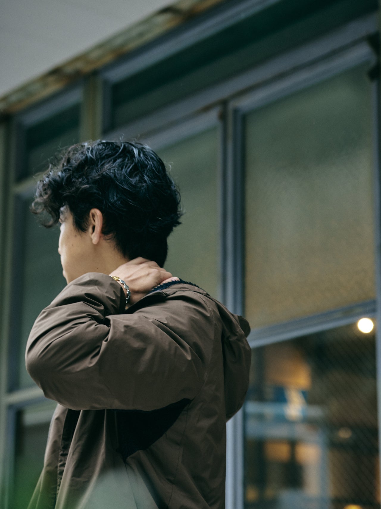 〈GOTTLOB WORLD〉のブレスレットのオシャレな着こなし