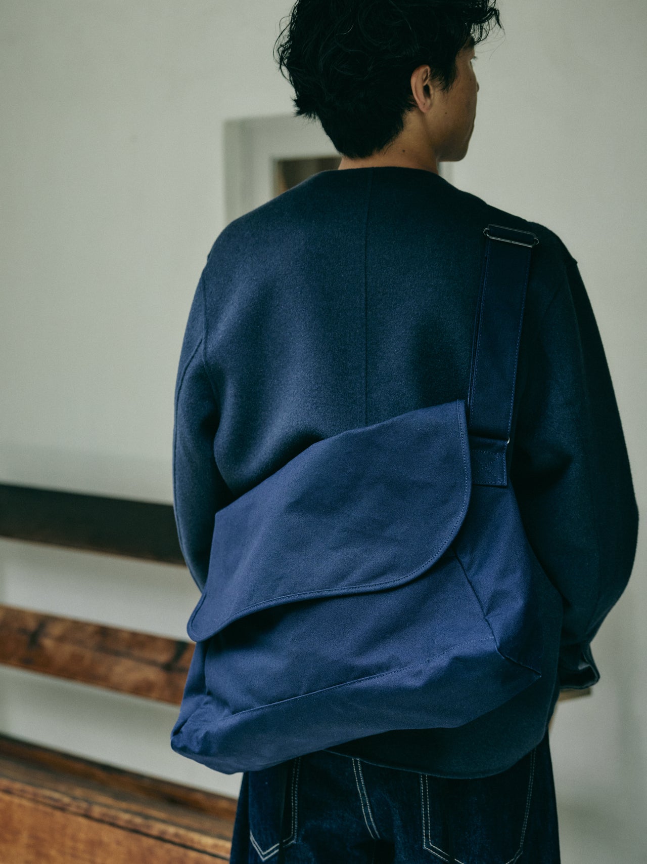 〈UNIVERSAL PRODUCTS.〉のメッセンジャーバッグのオシャレな着こなし