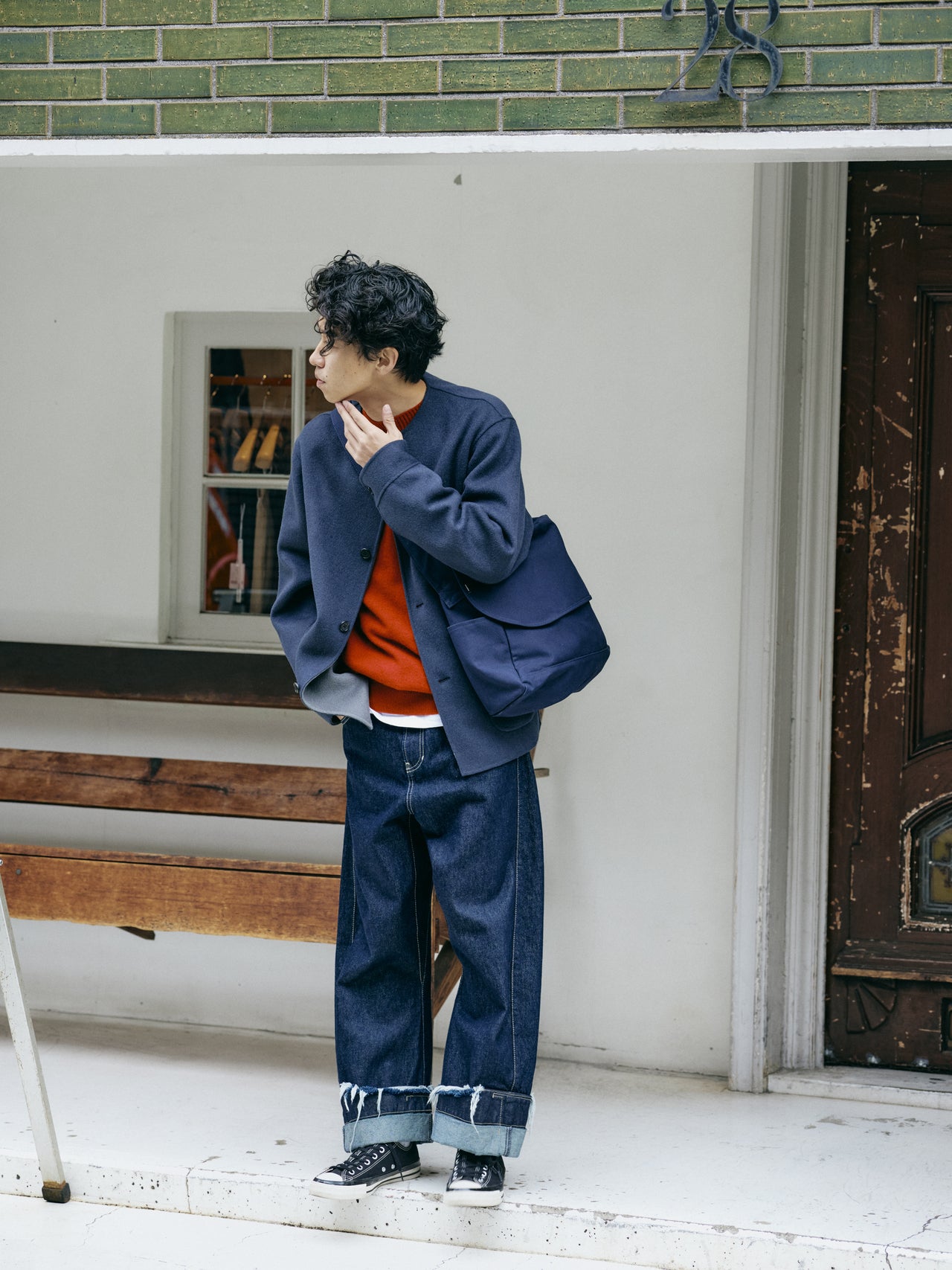 〈UNIVERSAL PRODUCTS.〉のメッセンジャーバッグのオシャレな着こなしの全身