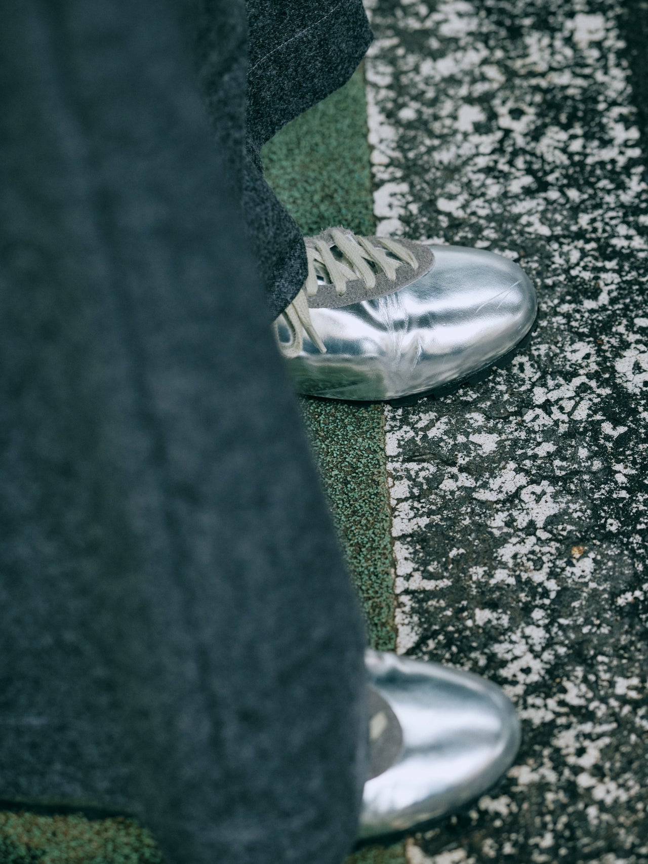 〈SINE&COSINE〉のスニーカーのオシャレな着こなし寄り