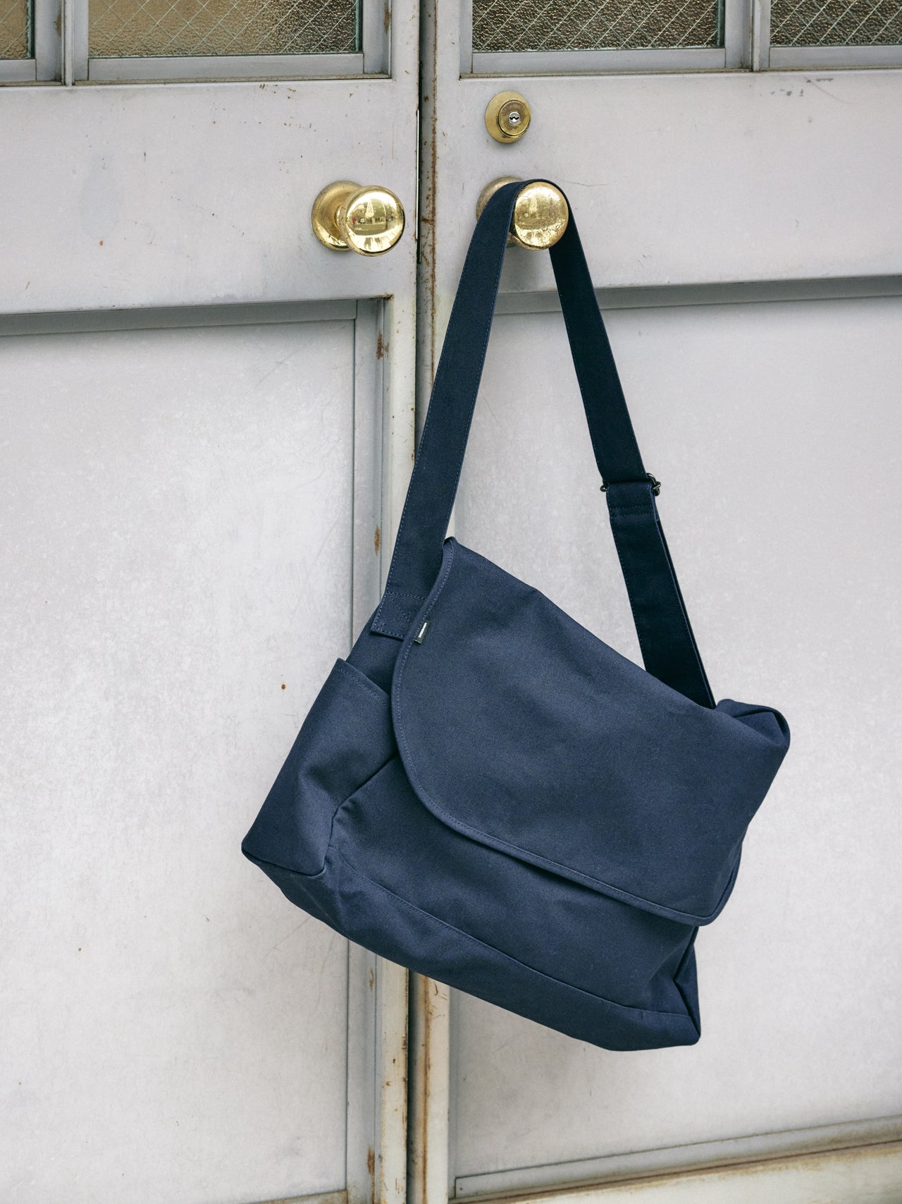 〈UNIVERSAL PRODUCTS.〉のメッセンジャーバッグ