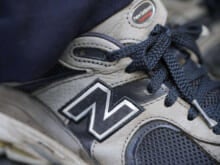 最強の「ニューバランス」は定番グレーじゃない!コーディネートにハマるチャコールグレーの実力。【おしゃれな人はメジャーブランドの愛用スニーカーをどう履く?Vol.136】