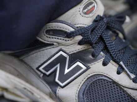 最強の「ニューバランス」は定番グレーじゃない!コーディネートにハマるチャコールグレーの実力。【おしゃれな人はメジャーブランドの愛用スニーカーをどう履く?Vol.136】