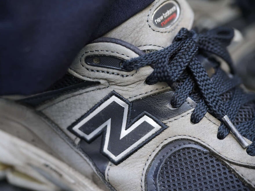 おしゃれな人はメジャーブランドのスニーカーをどう履く?