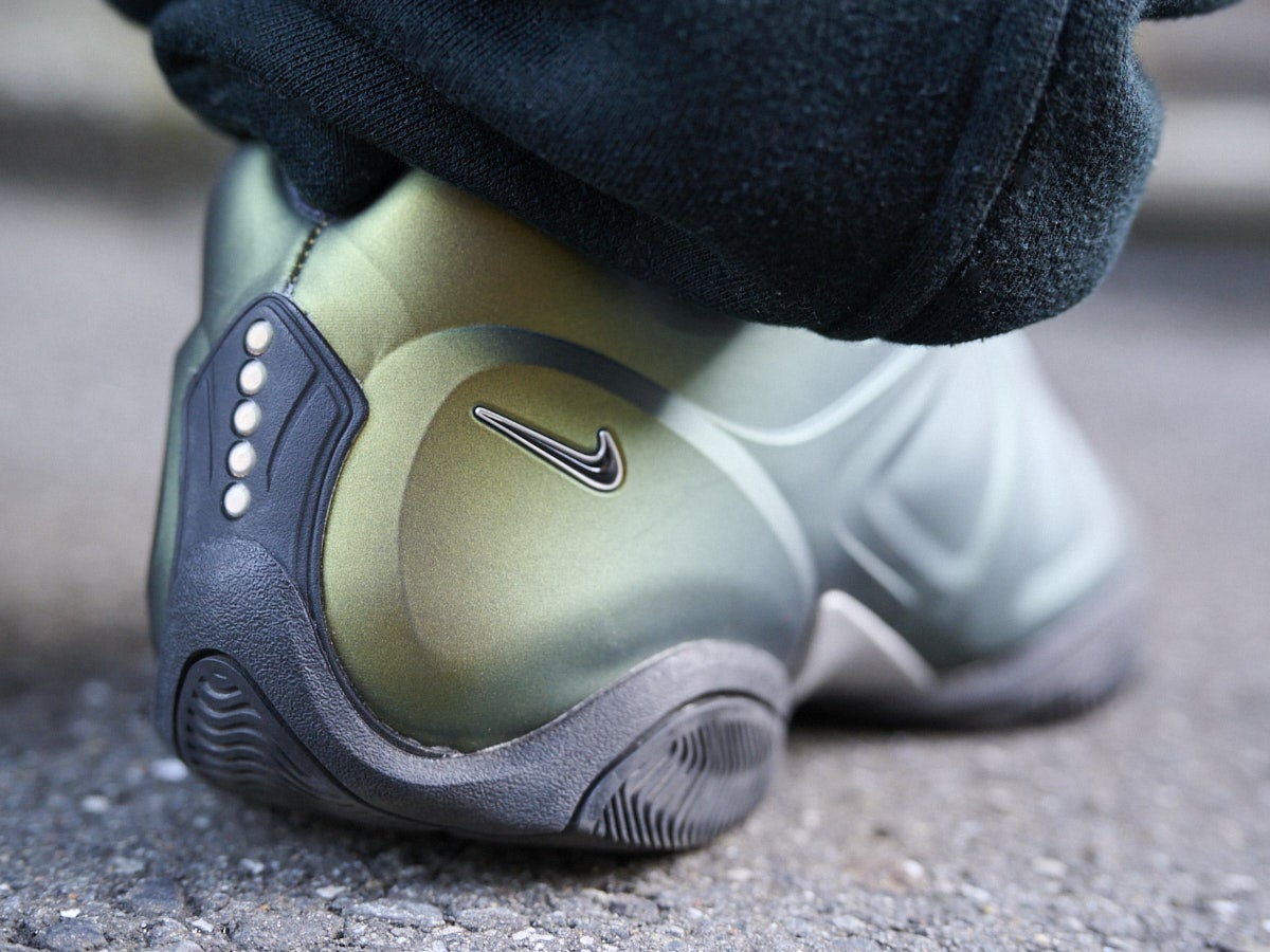 ナイキ×シュプリーム スニーカー ヒールカウンター寄り