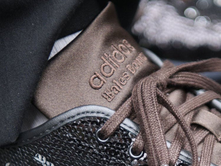 [Gallery]「アディダス」のクラシックスニーカーで“大人カラー”を選ぶ理由。特別なサンバ、革靴のような即完コラボ...５人の愛用品＆正解着こなし。